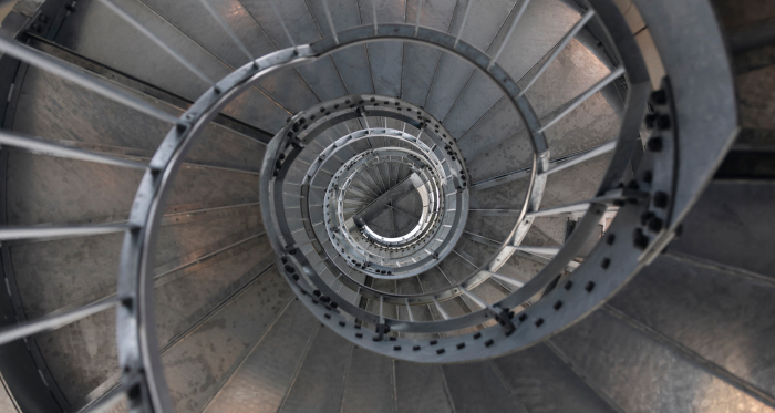 Der Blick durch das Innere des Turms offenbart die raffinierte 3D-Bauweise (Foto: © Benjamin Hofer) Blick nach oben durch das spiralförmige Treppenhaus im Tor Alva