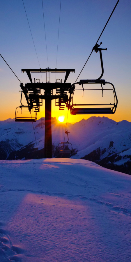 Sesselbahn Jakobshorn bei Sonnenuntergang (Foto: © Destination Davos Klosters / DKM) Sesselbahn Jakobshorn bei Sonnenuntergang (Foto: © Destination Davos Klosters / DKM)