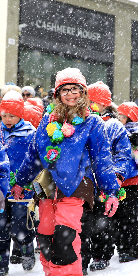 Kindergartenklasse beim Chalandamarz-Umzug in St. Moritz (Foto: © St. Moritz Tourismus AG / Lucas Pitsch) Kindergartenklasse beim Chalandamarz-Umzug in St. Moritz