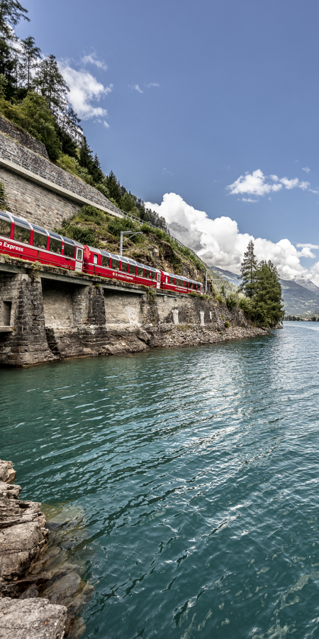 Der Bernina Express der Rhätischen Bahn am Lago di Poschiavo (Foto: © Rhätische Bahn / Andrea Badrutt) Der Bernina Express der Rhätischen Bahn am Lago di Poschiavo