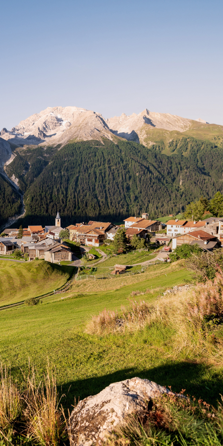 Bergdorf Latsch oberhalb von Bergün (Foto: © Marco Hartmann, Graubünden Ferien) Bergdorf Latsch oberhalb von Bergün