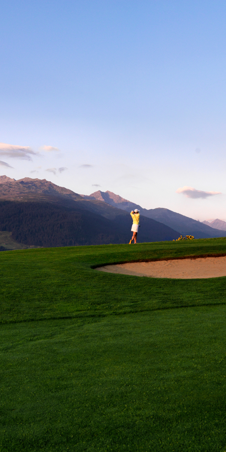 Rund 500 Meter oberhalb vom Rhein liegt die Brigelser Golfidylle in der Mitte der Surselva auf einem Hochplateau (Foto: © Alfonso Smith) Golfplatz Brigels