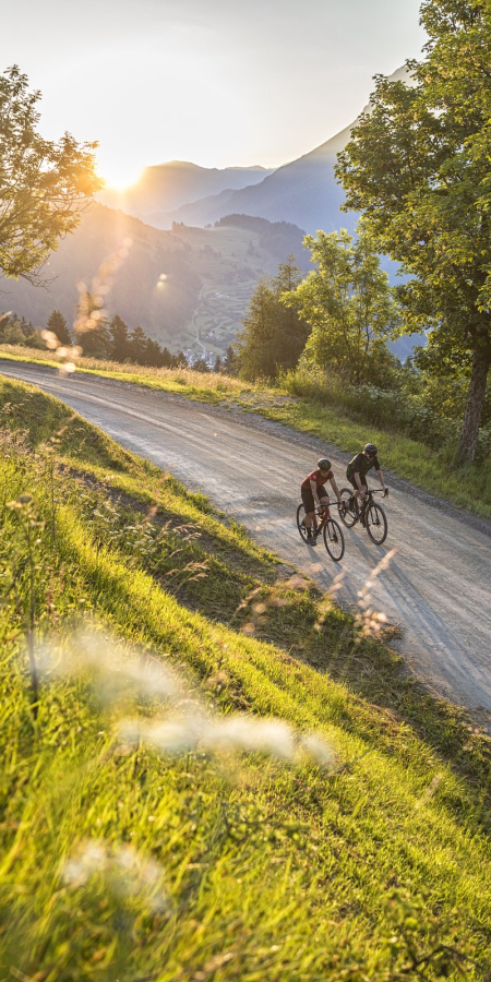 Runda Sinestra im Unterengadin (Foto: © WOM Medien GmbH / Andreas Meyer) Zwei Gravelbiker auf der Runda Sinestra im Unterengadin