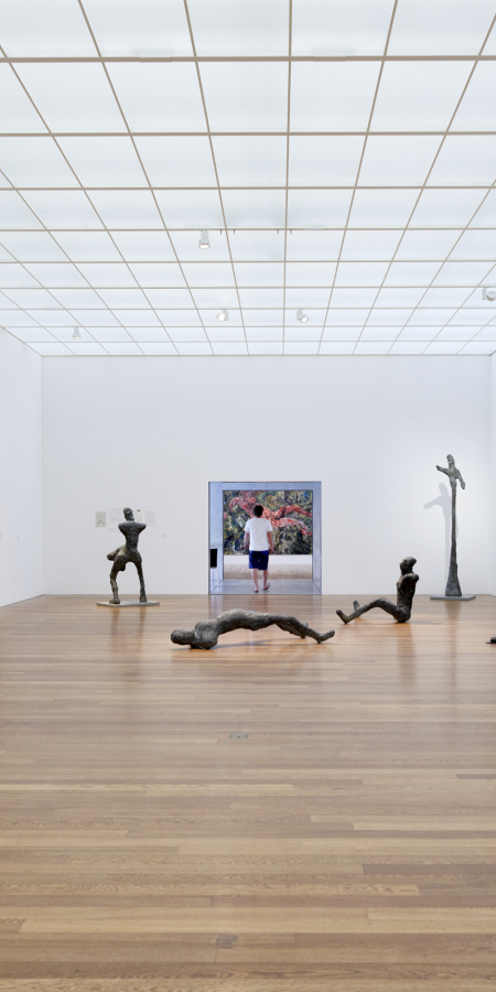 Kirchner Museum Davos (Foto: © Graubünden Ferien / Stefan Schlumpf) Ein Mann läuft aus einem Ausstellungsraum im Kirchner Museum Davos