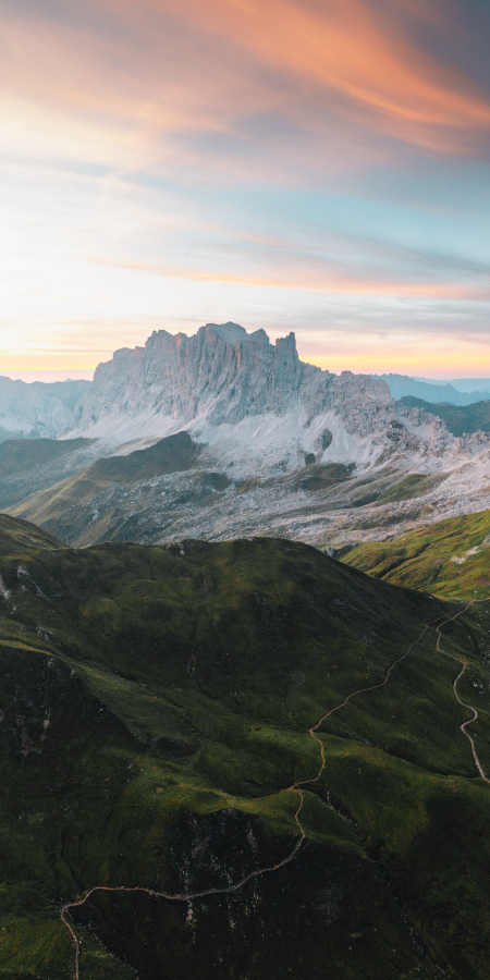 Morgenstimmung an der Sulzfluh – beeindruckendes Bergmassiv im Prättigau (Foto: © long.explorer) Luftaufnahme der Sulzfluh im Prättigau bei Sonnenaufgang mit grünem Hochplateau im Vordergrund