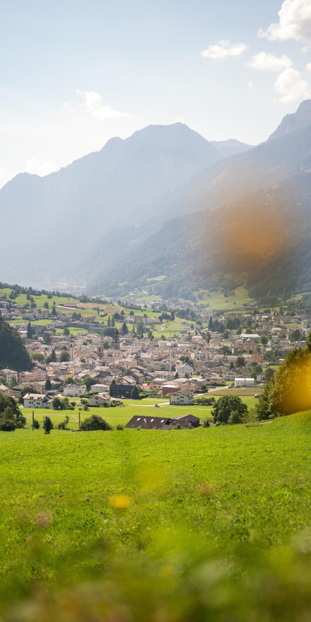 Das Dorf Poschiavo liegt nur wenige Kilometer von der italienischen Grenze entfernt und überrascht mit kultureller Vielfalt(Foto: © Marco Hartmann) Blick auf das Dorf Poschiavo inmitten der Sommerlandschaft der Valposchiavo