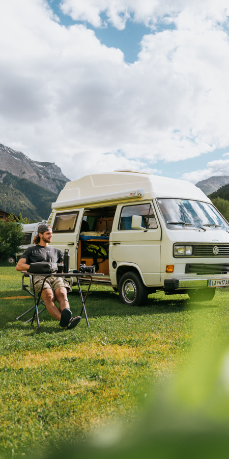 Entspanntes Camping im Val Müstair mit Blick auf die umliegenden Berge (Foto: © Roman Huber) Camping Muglin in Müstair mit Camper und VW-Bus vor Bergkulisse