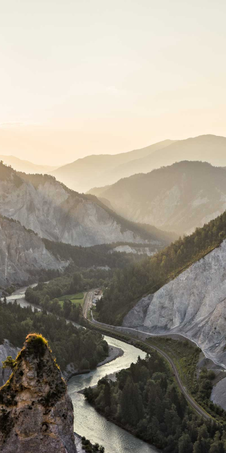 Sonnenaufgang über der Rheinschlucht nahe Laax (Foto: © Schweiz Tourismus / Ivo Scholz) Sonnenaufgang über der Rheinschlucht nahe Laax
