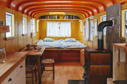 Der liebevoll eingerichtete Bauwagen (Foto: © David Riedener) Der liebevoll eingerichtete Bauwagen