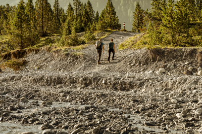 Paar wandert durch den Schweizerischen Nationalpark (Foto: © Switzerland Tourism / Rob Lewis Photography) Paar wandert durch den Schweizerischen Nationalpark