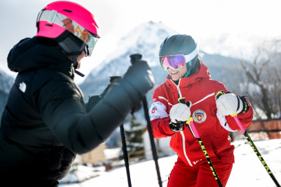Ein Skeacher erklärt einem Gast die richtige Fahrtechnik in Scuol (Foto: © Marco Hartmann)  Eine Skeacher erklärt einem Gast die richtige Fahrtechnik in Scuol