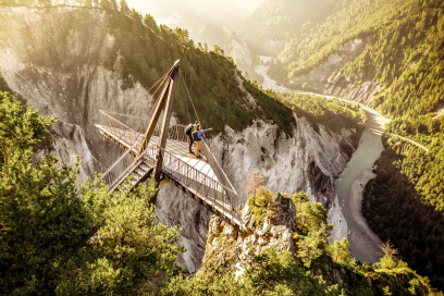 Aussicht über die Rheinschlucht von der Plattform «Il Spir» bei Flims (Foto: © Schweiz Tourismus / Rob Lewis Photography) Ein junges Paar blickt von der Aussichtsplattform «Il Spir» bei Flims hinunter in die Rheinschlucht