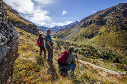 Wildbeobachtungstour mit Wanderleiter Sep Antona Bergamin in der Val d'Err (Foto: © Schweiz Tourismus / Jan Geerk) Zwei Frauen beobachten in der Val d'Err mit Wanderleiter Sep Antona Bergamin Wildtiere