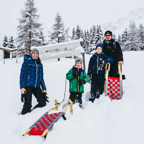 Bild 5: Andreas, Jenny, Mato und Milan veranstalteten in Lenzerheide ihre eigene Winterolympiade.  Bild 5: Andreas, Jenny, Mato und Milan veranstalteten in Lenzerheide ihre eigene Winterolympiade.