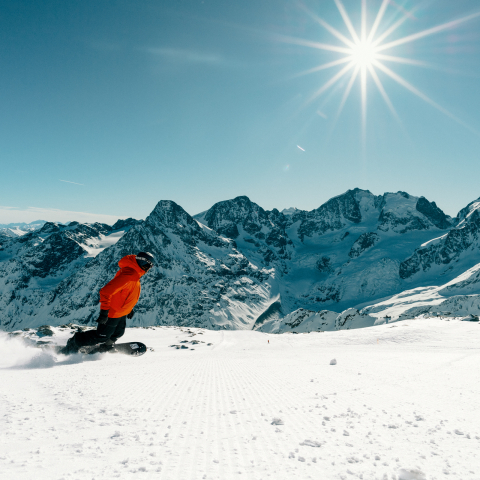 Snowboarder auf Snowsafari im Engadin (Foto: © Switzerland Tourism / Silvano Zeiter) Snowboarder auf Snowsafari im Engadin (Foto: © Switzerland Tourism / Silvano Zeiter)