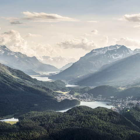 Aussicht von Muottas Muragl auf die Oberengadiner Seen (Foto: © Graubünden Ferien / Andrea Badrutt) Aussicht von Muottas Muragl auf die Oberengadiner Seen