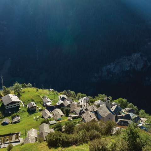 Das Bergdorf Landarenca in der späten Morgensonne (Foto: © Nico Schaerer) Das Bergdorf Landarenca in der späten Morgensonne