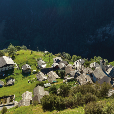 Das Bergdorf Landarenca in der späten Morgensonne (Foto: © Nico Schaerer) Das Bergdorf Landarenca in der späten Morgensonne