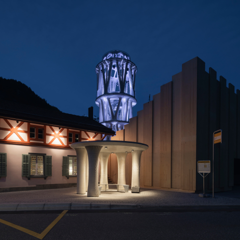 Der höchste 3D-gedruckte Turm der Welt setzt Mulegns auch nachts in Szene (Foto: © Benjamin Hofer) Tor Alva in Mulegns bei Nacht mit atmosphärischer Beleuchtung