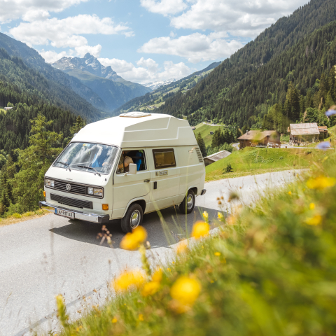 Unterwegs im Safiental: Auf der Camping-Rundreise durch Graubünden warten stille Bergtäler, kurvige Strassen und ursprüngliche Natur (Foto: © Roman Huber) Camperbus im Safiental bei Egschi auf einer Bergstrasse