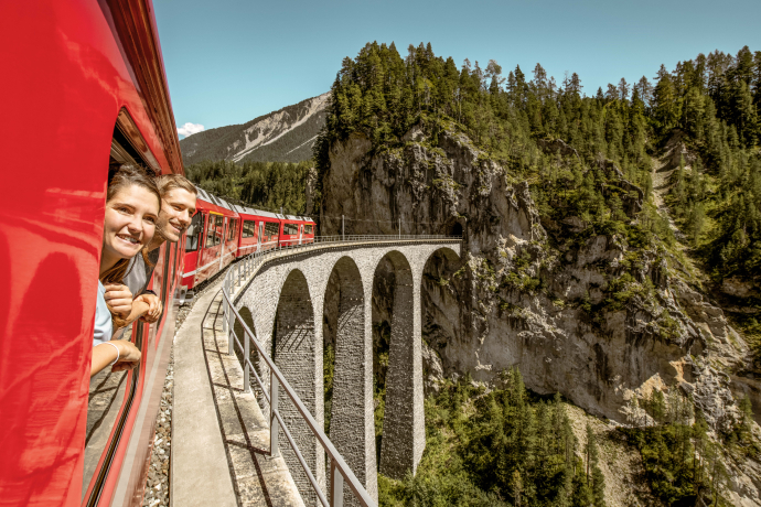 Couple enjoying the view on the Landwasser Viaduct (Photo: © Switzerland Tourism / Rob Lewis Photography) Couple enjoying the view on the Landwasser Viaduct