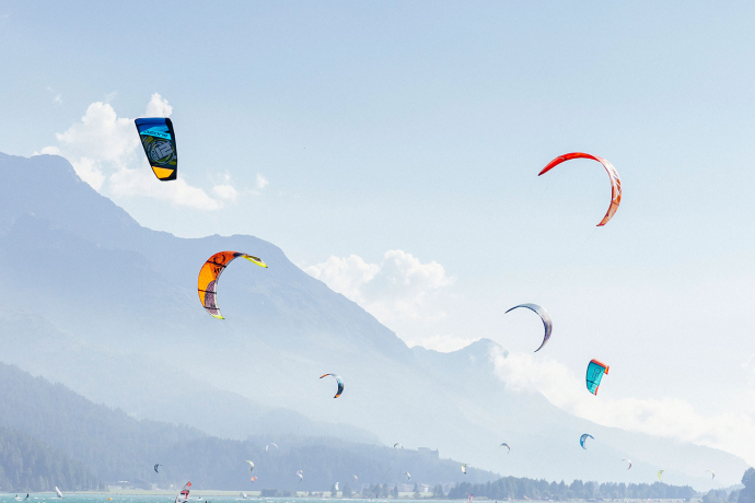 Kitesurfer im Oberengadin (Foto: © Engadin St. Moritz Tourismus / Filip Zuan)  Kitesurfer im Oberengadin (Foto: © Engadin St. Moritz Tourismus / Filip Zuan)