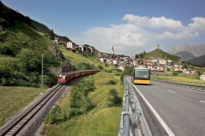 Die Rhätische Bahn und das PostAuto bei Ardez Die Rhätische Bahn und das PostAuto bei Ardez