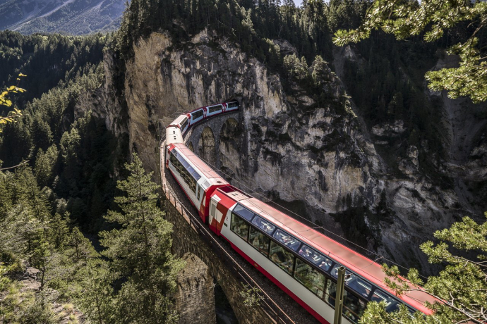 Das 142 Meter lange und 65 Meter hohe Landwasserviadukt führt in einer engen Kurve über das wilde Landwassertal und direkt in einen Tunnel (Foto: © Graubünden Ferien / Andrea Badrutt) Der Glacier Express fährt über das Landwasserviadukt