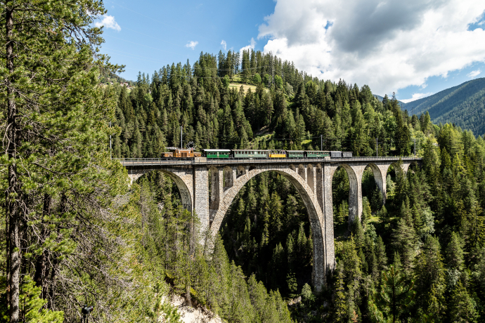 Nostalgiezug auf dem Wiesener Viadukt (Foto: © Rhätische Bahn / Andrea Badrutt) Nostalgiezug auf dem Wiesener Viadukt