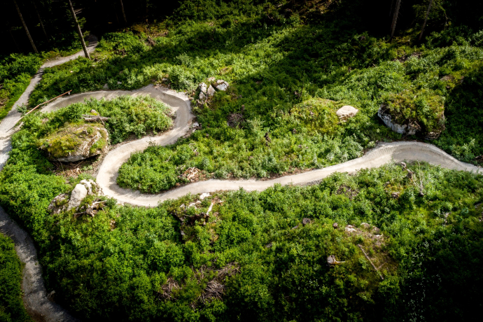 Mountainbiken auf dem Runca Trail in Flims Laax Falera (Foto: © Flims Laax Falera Management AG) Mountainbiken auf dem Runca Trail in Flims Laax Falera