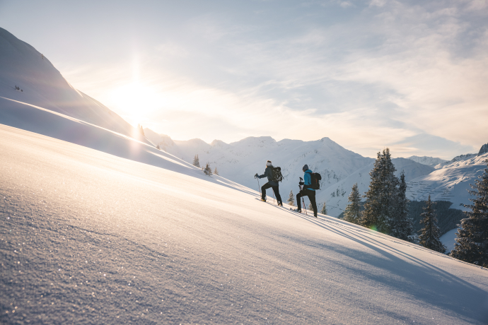Schneeschuhwander*innen in Disentis Sedrun (Foto: © Roman Huber) Schneeschuhwander*innen in Disentis Sedrun