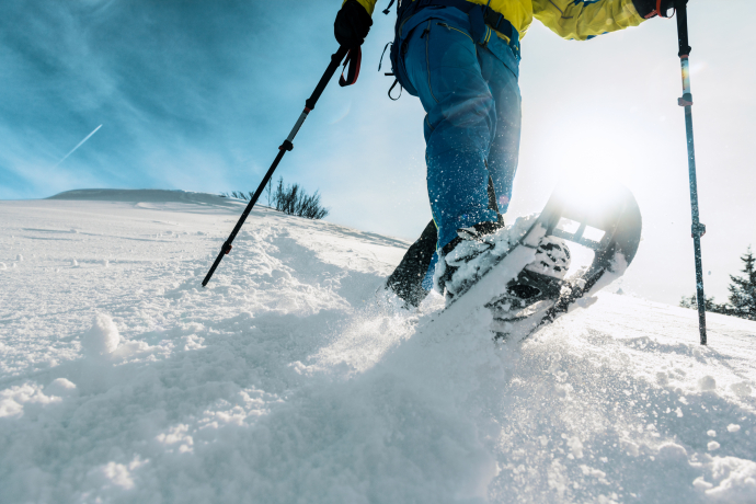 Winterzauber in Graubünden: Schneeschuhwandern durch verschneite Landschaften (Foto: © Schweiz Tourismus / Lorenz Richard) Ein Schneeschuhwanderer stapft durch den Tiefschnee im Prättigau