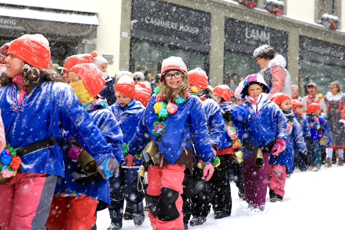 Kindergartenklasse beim Chalandamarz-Umzug in St. Moritz (Foto: © St. Moritz Tourismus AG / Lucas Pitsch) Kindergartenklasse beim Chalandamarz-Umzug in St. Moritz