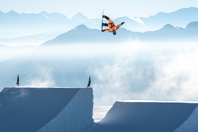 Snowboarder im Snowpark Laax (Foto: © Flims Laax Falera / Philipp Ruggli) Snowboarder im Snowpark Laax