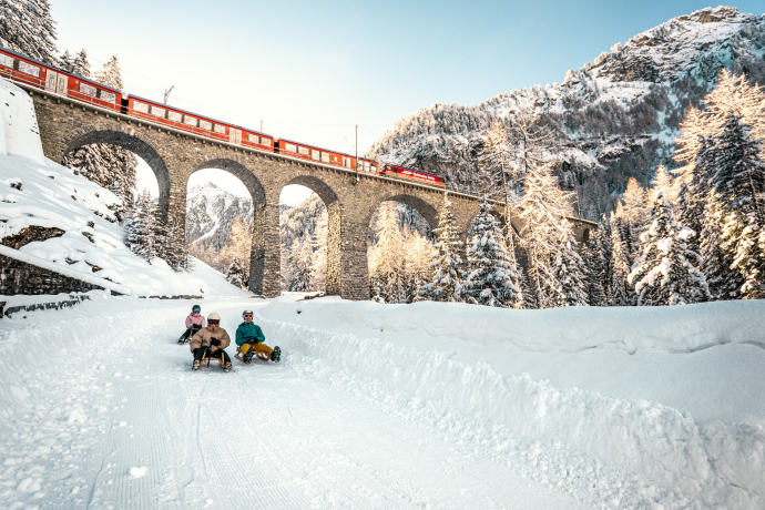 Schlitteln auf der bekannten 6 km langen Strecke von Preda nach Bergün (Foto: © Switzerland Tourism / Andre Meier) Schlitteln auf der bekannten 6 km langen Strecke von Preda nach Bergün