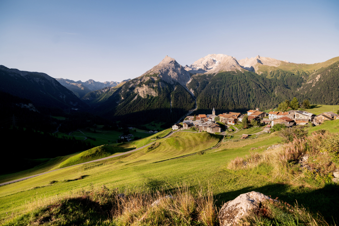 Bergdorf Latsch oberhalb von Bergün (Foto: © Marco Hartmann, Graubünden Ferien) Bergdorf Latsch oberhalb von Bergün