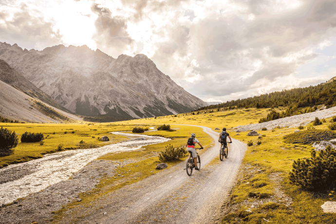 Mountainbikers in der Biosfera Val Müstair (Foto: © André Meier) Mountainbikers in der Biosfera Val Müstair (Foto: © André Meier)