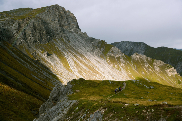 Abenteuer Trekking: Geführt geht es drei Tage lang von Lenzerheide nach Arosa (Foto: © Caroline Fink) Trekkinggruppe unterwegs in der Region Arosa Lenzerheide