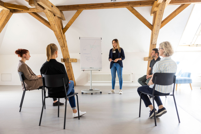 Gruppenbesprechung zum Thema Sucht (Foto: © Psychiatrische Dienste Graubünden) Gruppe redet über das Thema Sucht