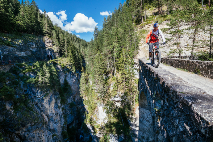 Mountainbiken über die Zügenschlucht (Foto: © Martin Bissig) Mountainbiken über die Zügenschlucht