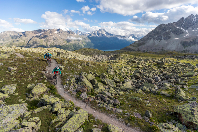 Mountainbiken auf dem Suvretta Loop (Foto: © Engadin St. Moritz Tourismus AG) Mountainbiken auf dem Suvretta Loop