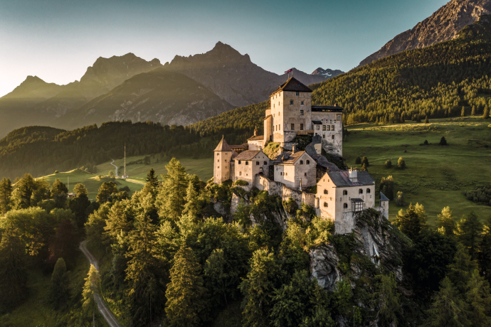 Schloss Tarasp im Unterengadin (Foto: © Schweiz Tourismus / Jan Geerk) Schloss Tarasp im Unterengadin