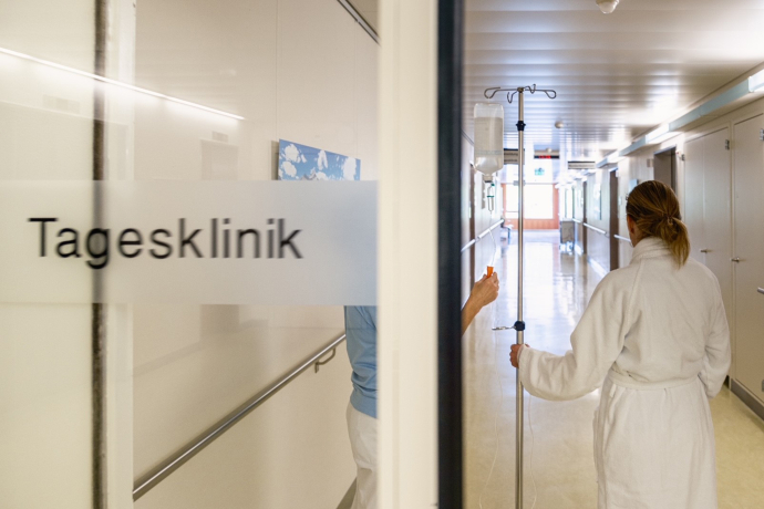 Tagesklinik Spital Davos (Foto: © Spital Davos AG) Eingangstür zur Tagesklink des Spitals Davos