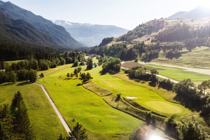 Die typische Flusslandschaft des Albulatals prägt den Golfplatz Alvaneu Bad (Foto: © Marco Hartamnn) Golfplatz Alvaneu Bad