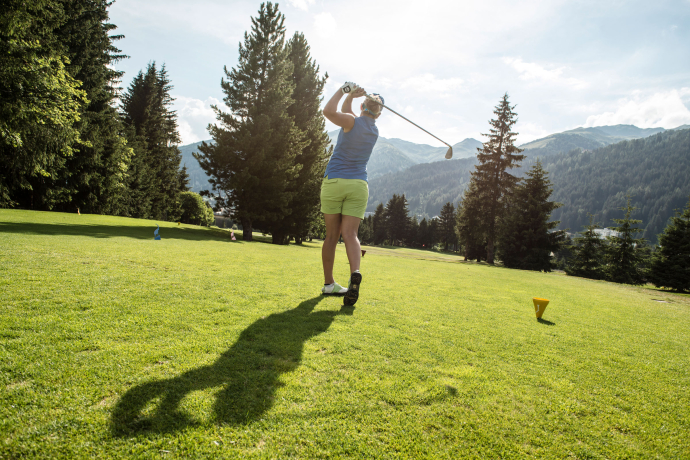 Golfplatz Davos (Foto: © Destination Davos Klosters / Christian Egelmair) Eine Golferin schlägt auf dem Golfplatz Davos ab