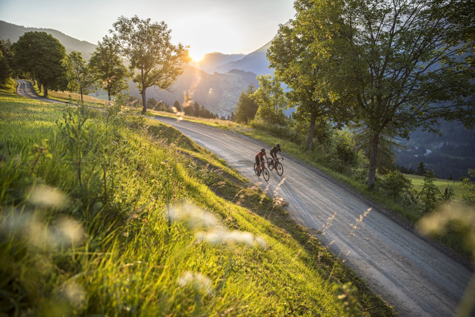 Runda Sinestra im Unterengadin (Foto: © WOM Medien GmbH / Andreas Meyer) Zwei Gravelbiker auf der Runda Sinestra im Unterengadin