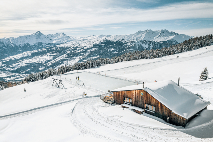 Das Natureisfeld Alp Raguta liegt auf 1950 m ü. M. (Foto: © Schweiz Tourismus) Ein Paar geniesst die Aussicht auf dem Natureisfeld Alp Raguta