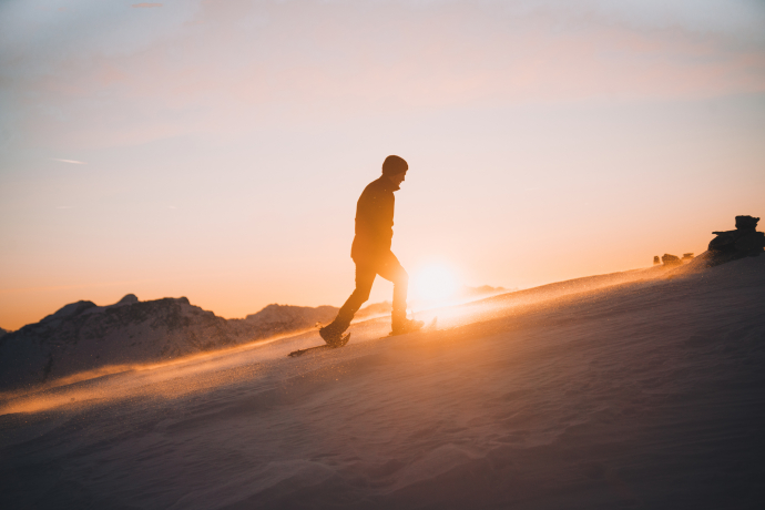 Bei keinem anderen Wintersport können Sie die Natur so intensiv erleben wie beim Schneeschuhwandern (Foto: © Graubünden Ferien / Johannes Hulsch) Schneeschuhwandern bei Sonnenaufgang im Oberengadin