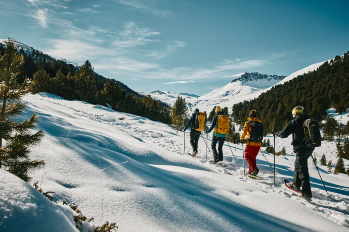 Die Mehrtagestour Via Silenzi führt in zwei Tagesetappen von S-charl auf den Ofenpass (Foto: © Schweiz Tourismus / Colin Frei) Eine Gruppe auf der Mehrtagestour Via Silenzi im Unterengadin