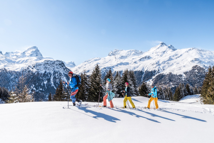 Auch Familien macht Schneeschuhwandern Spass (Foto: © Tourismus Savognin Bivio Albula AG / Mattias Nutt) Eine Familie beim Schneeschuhwandern auf der Alp Flix in der Val Surses